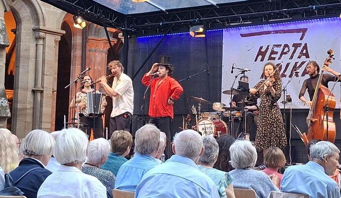 Keine Grenzen, nur Musik: Hepta Polka reist in Maulbronn mit dem Publikum durch ganz Europa