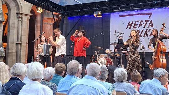 Virtuos und mitreißend: Hepta Polka im Kreuzganggarten. Bastian