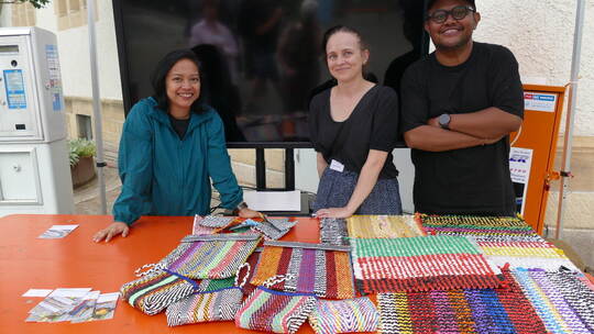 Agnes Szedlak (Mitte) von der Wirtschaft und Stadtmarketing Pforzheim (WSP) beeindruckt die recycelte Kunst aus Indonesien, die