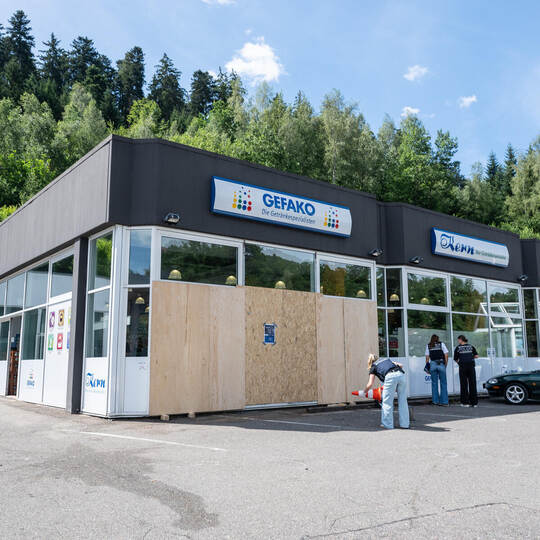 Polizistinnen sichern Spuren auf dem Parkplatz in Altensteig. Sieben Menschen wurden dort bei einem Streit teils schwer verletzt Mehrere Festnahmen nach eskaliertem Streit in Altensteig
