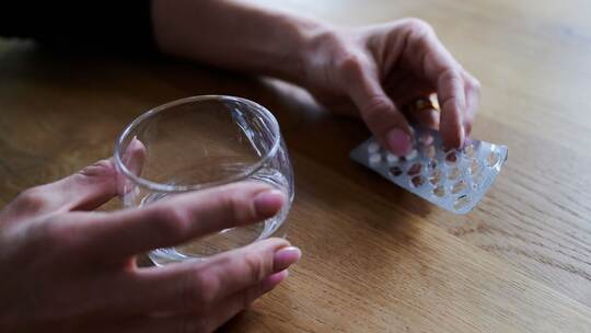 Frau hält Tabletten in der Hand