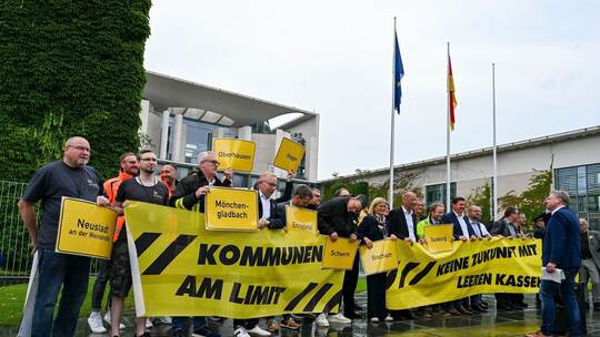 Kommunen demonstrieren für mehr Unterstützung Kommunen demonstrieren für mehr Unterstützung