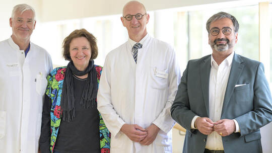 Und noch ein Neuer: Der Ärztliche Direktor Dr. Bernd Maier (links) und Klinikgeschäftsführer Emre Nazli (rechts) begrüßen gemein
