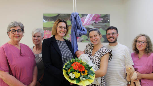 Freuen sich mit den frischgebackenen Eltern: Birgit Straub (Kreißsaalleitung), Elke König (Bereichsleitung), Ingrid Machauer (Kr