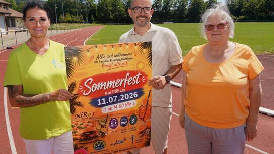Tamara Vaupel, Marco Zivojnovic und Ursula Hutmacher (von links) stehen auf der Aschenbahn Plötzer in Königsbach, auf der am Sam