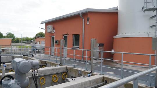 Die Königsbacher Kläranlage ist die größte im Enzkreis. Damit sie modernsten Standards entspricht, sind große Investitionen notw
