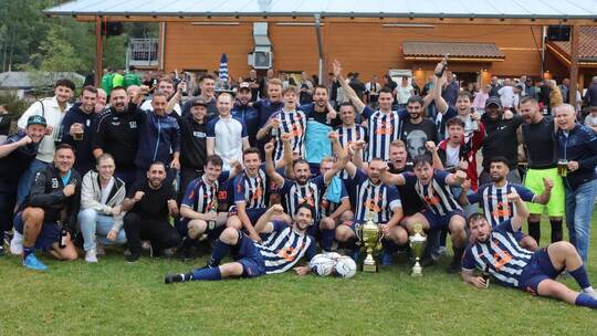 Im Finale gegen den SV Neuhausen konnte der 1. FC Schellbronn den letztjährigen Biet-Pokal für sich entscheiden. Foto: Georg Kos