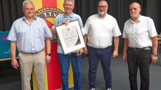 Ehre, wem Ehre gebührt: Von links Artur Hagius (Vorsitzender des TT-Bezirks Pforzheim), flankiert von Hans-Jürgen Walther (langj