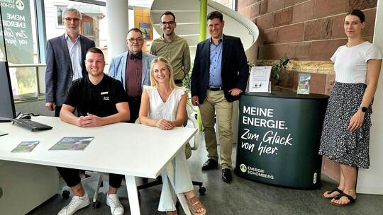 Im neuen Servicebüro der Energie Schömberg GmbH: Geschäftsführer Nicolas Achten, Robin Keller, Geschäftsführer Ralf Busse, Casan