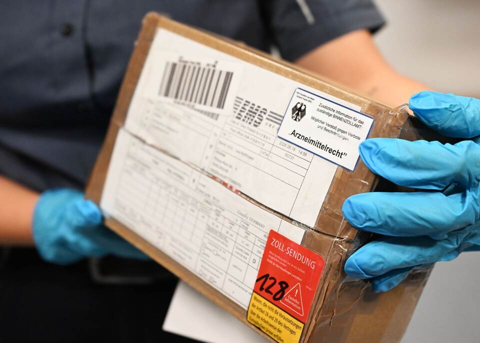 Zoll-Überprüfung von Arzneimitteln auf illegale Substanzen Zoll-Überprüfung von Arzneimitteln auf illegale Substanzen