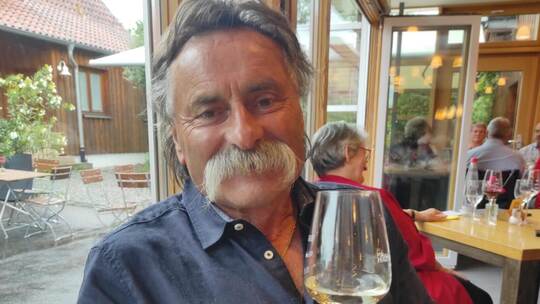 Das Glas ist mehr als halb leer: Roland Stucky aus Mutschelbach ist für eine Idee, die den Fußball vorangebracht hat, nicht belo