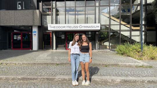 Vorfreude und Respekt: Pia Glauner (links) und Mia Jäger gehören zu den 16 Schülerinnen und Schülern die vom 19. bis 25. Juli zu