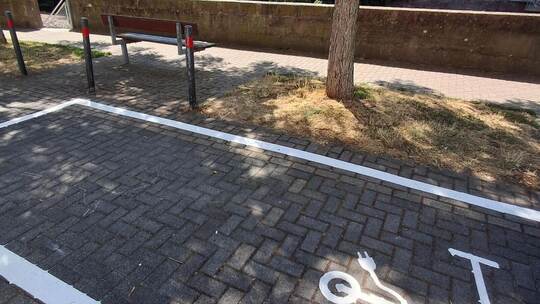 Noch fehlt an den Scooter-Abstellflächen wie hier an der Auerbrücke die Beschilderung. Doch sobald alles fertig ist, können Nutz