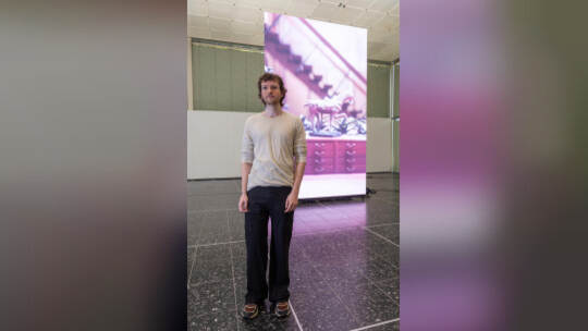 Video- und Installationskünstler Fynn Ribbeck vor seiner „wild wall“ Abschlussaustellung Fynn Ribbeck Kunstverein