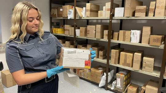 Eine Zollbeamtin im Paketlager des Karlsruher Zollamts. Hier landen Pakete, deren Inhalt durch die Zöllner überprüft werden soll