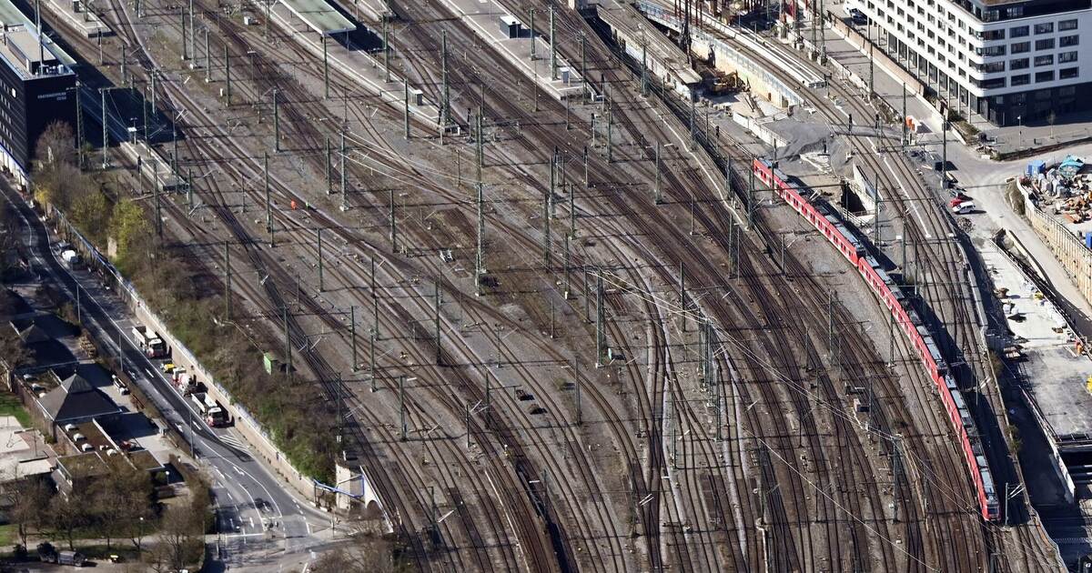 Train derails at Stuttgart Central Station during shunting operation