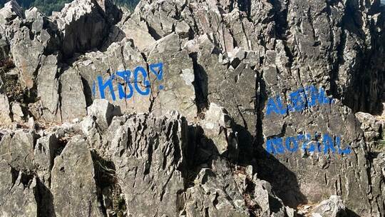 Graffiti auf Felsen im Nordschwarzwald sorgt für Ärger Graffiti auf Felsen im Nordschwarzwald sorgt für Ärger