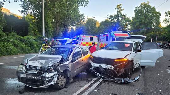 Frontalzusammenstoß in Stuttgart - Mehrere Verletzte