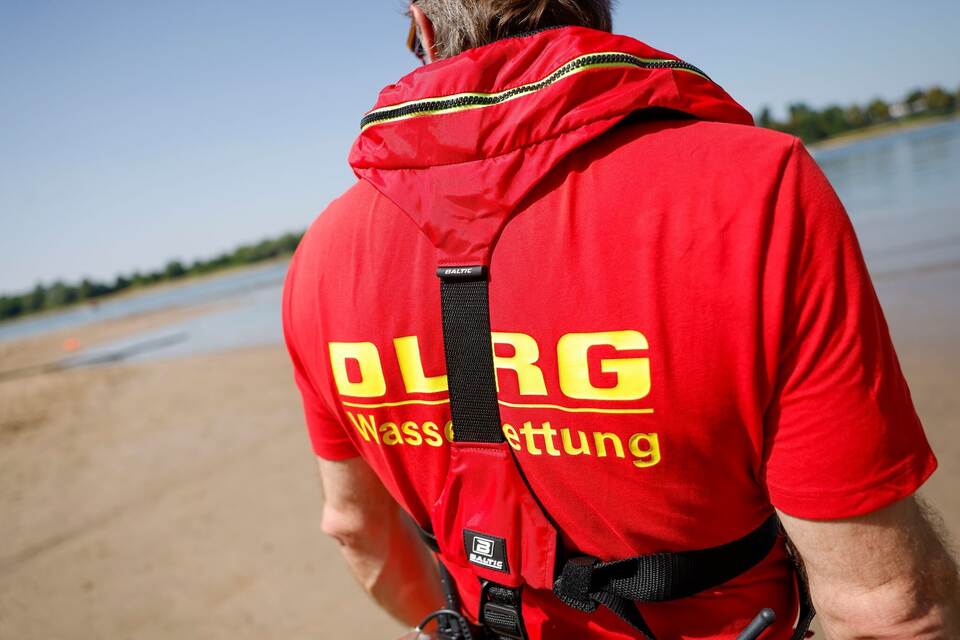 Feuerwehr und DLRG üben gemeinsam am Rhein Feuerwehr und DLRG üben gemeinsam am Rhein