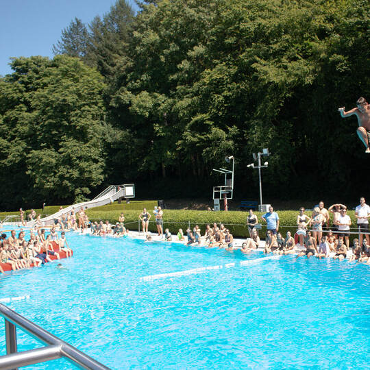 Volles Haus im Neuenbürger Freibad? Derzeit nicht, denn ein Rohrbruch legt das Bad seit Freitag lahm.