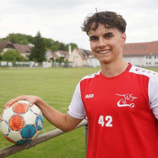 In seiner Freizeit sieht man Mathis Lamprecht oft auf dem Fußballplatz, meistens im Trikot der Steiner Turngesellschaft.