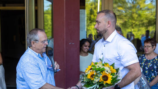 Der scheidende Bürgermeister Werner Henle (links) gratuliert seinem gewählten Nachfolger Matthias Speidel zum Sieg bei der Stich Bürgermeister Stichwahl Ötisheim Speidel