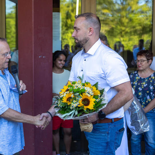 Der scheidende Bürgermeister Werner Henle (links) gratuliert seinem gewählten Nachfolger Matthias Speidel zum Sieg bei der Stich Bürgermeister Stichwahl Ötisheim Speidel