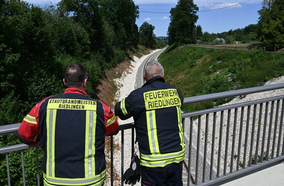 Feuerwehrmänner nach Einsatz Zugunglück Riedlingen Feuerwehrmänner nach Einsatz Zugunglück Riedlingen