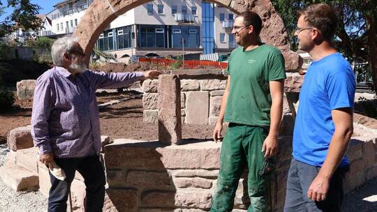 Der Kirchenhistoriker Bernd Brandl (links) erläutert dem Landschaftsbauer Pirmin Killinger und Stefan Bertsch (rechts) von der e
