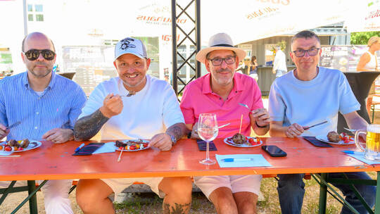 Die Jury mit Ulf Lauche, Pepe Palme, Tobias Volle und Oliver Reitz (von links) verkostet die Grill-Kreationen. Thomas Sommer