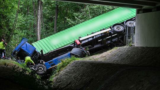 Lastwagen durchbricht auf A96 Leitplanke