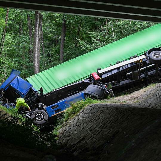 Lastwagen durchbricht auf A96 Leitplanke