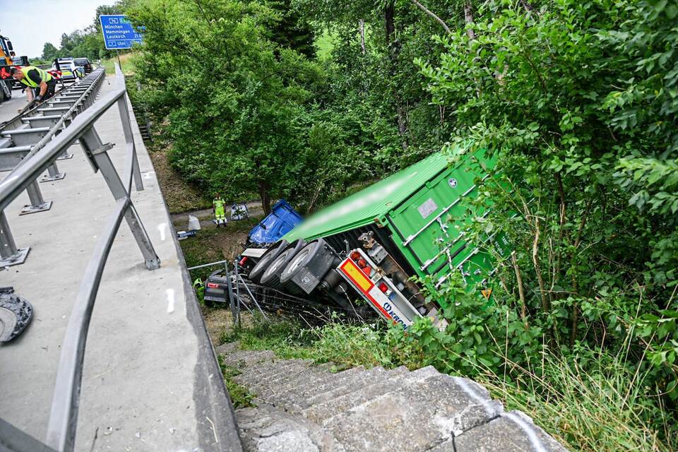 Lastwagen durchbricht auf A96 Leitplanke
