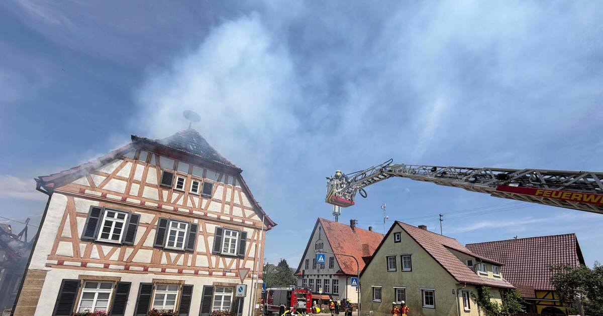Flames from roof: Firefighters extinguish blaze in Pinache with 115 ...