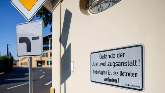 Polizei durchsucht JVA und Wohnungen in zwei Bundesländern Polizei durchsucht JVA und Wohnungen in zwei Bundesländern
