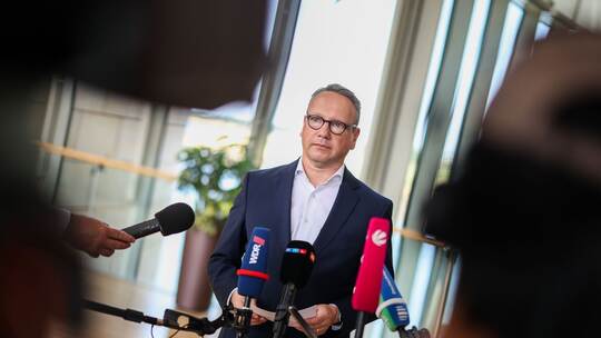 Justizminister Limbach zu den Durchsuchungen in der JVA Rheinbach Justizminister Limbach zu den Durchsuchungen in der JVA Rheinbach