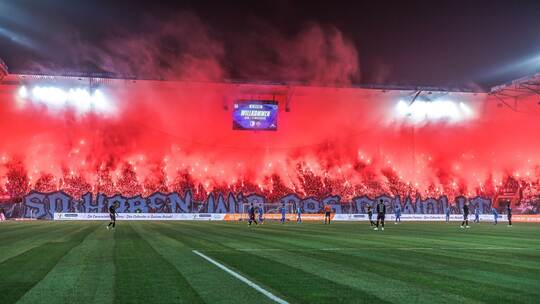 Magdeburger Fans brennen Pyrotechnik ab