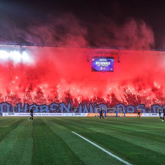 Magdeburger Fans brennen Pyrotechnik ab