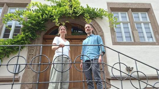 Sebastian Eberhardt (rechts) übergibt die Leitung der Maulbronner Klosterkonzerte an Johanna Wiebusch. Dietmar Bastian