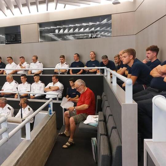 Über 20 Feuerwehrleute verfolgen die Debatte um die Feuerwache in Eutingen auf der Tribüne im Ratsaal. Hegel
