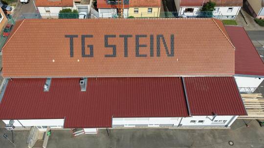 Seit der Sanierung des Dachs ist die Halle der TG Stein schon von Weitem zu erkennen. Der Schriftzug ist nicht das einzige, was