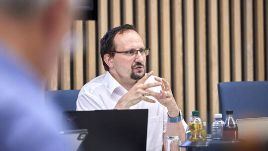 Thomas Lanver von der Allevo Kommunalberatung stellt dem Friolzheimer Gemeinde rat die Neukalkulation für Wasser- und Abwasserge Thomas Lanver von der Allevo Kommunalberatung stellt dem Friolzheimer Gemeinderat die Neukalkulation für Wasser- und Abwassergeb