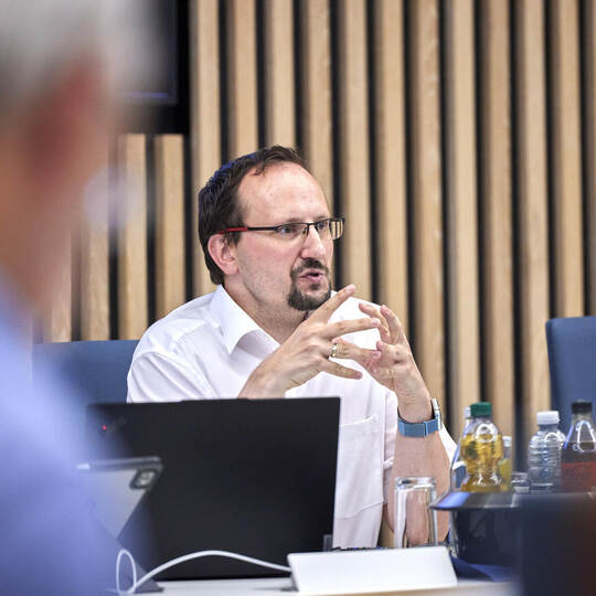 Thomas Lanver von der Allevo Kommunalberatung stellt dem Friolzheimer Gemeinderat die Neukalkulation für Wasser- und Abwassergeb