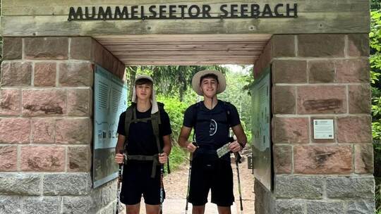 Tim Müller und Bill Grundtner, gut gerüstet beim Wanderstart am Mummelsee – da ahnen sie noch nicht, was für ein Abenteuer ihnen