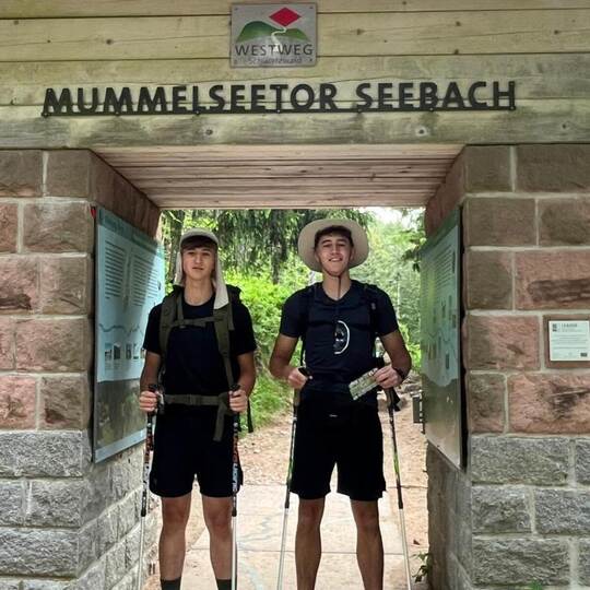 Tim Müller und Bill Grundtner, gut gerüstet beim Wanderstart am Mummelsee – da ahnen sie noch nicht, was für ein Abenteuer ihnen