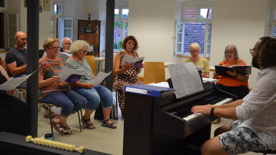 Bei den Chorproben singt Claudia Grau (gelbes Shirt) mit Begeisterung auch englische Lieder. Foto: Britta Bischoff-Krappel