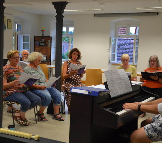 Bei den Chorproben singt Claudia Grau (gelbes Shirt) mit Begeisterung auch englische Lieder. Foto: Britta Bischoff-Krappel