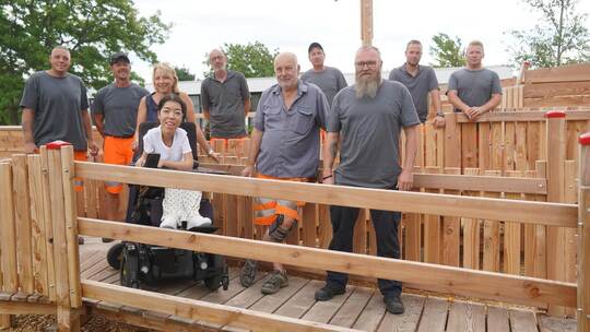 Über den neuen Spielplatz in Stein freuen sich unter anderem Yvonne Alvarez von der Stiftung der Lebenshilfe (Dritte von links)