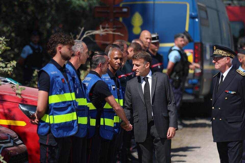 Frankreichs Präsident Macron trifft Feuerwehrkräfte Frankreichs Präsident Macron trifft Feuerwehrkräfte