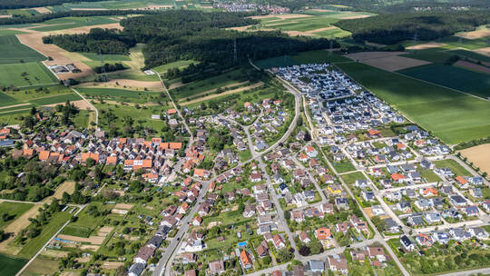 Der geplante Windpark soll im Wald zwischen Serres (vorne) und Großglattbach (hinten) entstehen. Nach Schätzungen könnten der St Serres Luftbild
